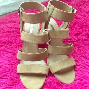 Selling a pair of tahari heels brand new